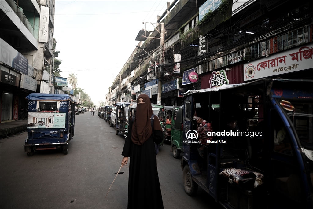 Bangladeş'te polis reform talebiyle grev yaparken öğrenciler trafiği kontrol etti