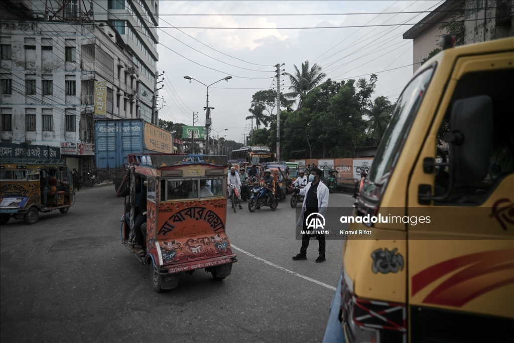 Bangladeş'te polis reform talebiyle grev yaparken öğrenciler trafiği kontrol etti