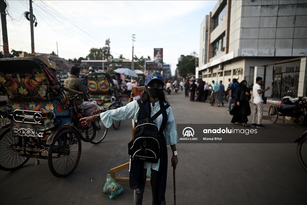Bangladeş'te polis reform talebiyle grev yaparken öğrenciler trafiği kontrol etti