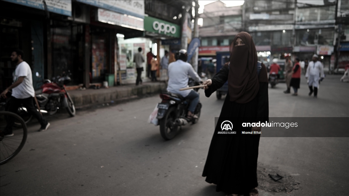 Bangladeş'te polis reform talebiyle grev yaparken öğrenciler trafiği kontrol etti