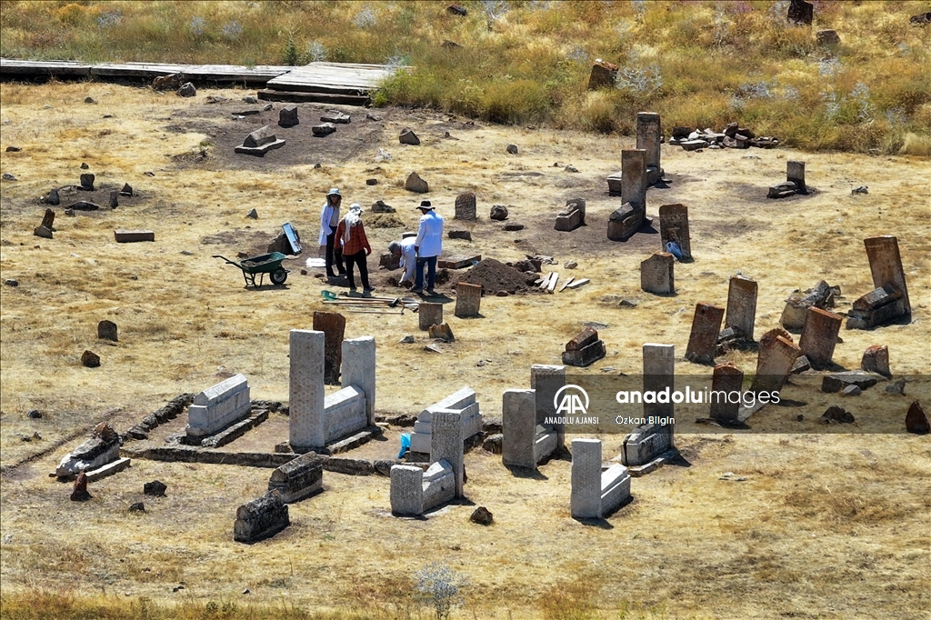 Van Gölü'nden çıkarılan Selçuklu mezar taşları ait oldukları yere taşındı