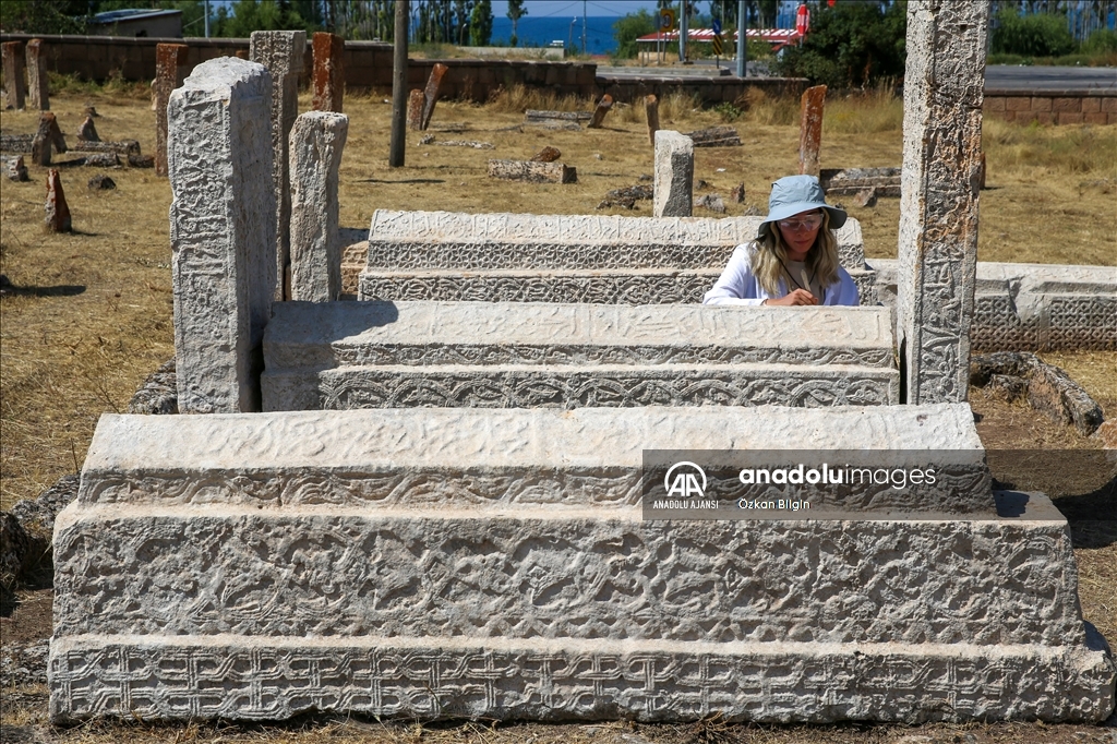 Van Gölü'nden çıkarılan Selçuklu mezar taşları ait oldukları yere taşındı