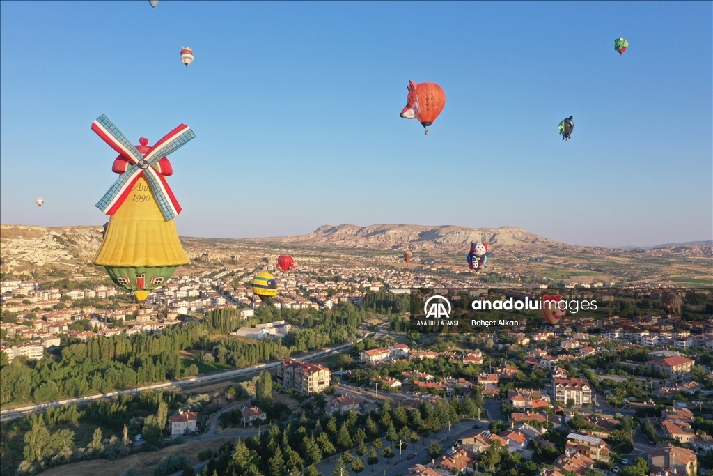 Figürlü sıcak hava balonları Ürgüp semalarını renklendirdi