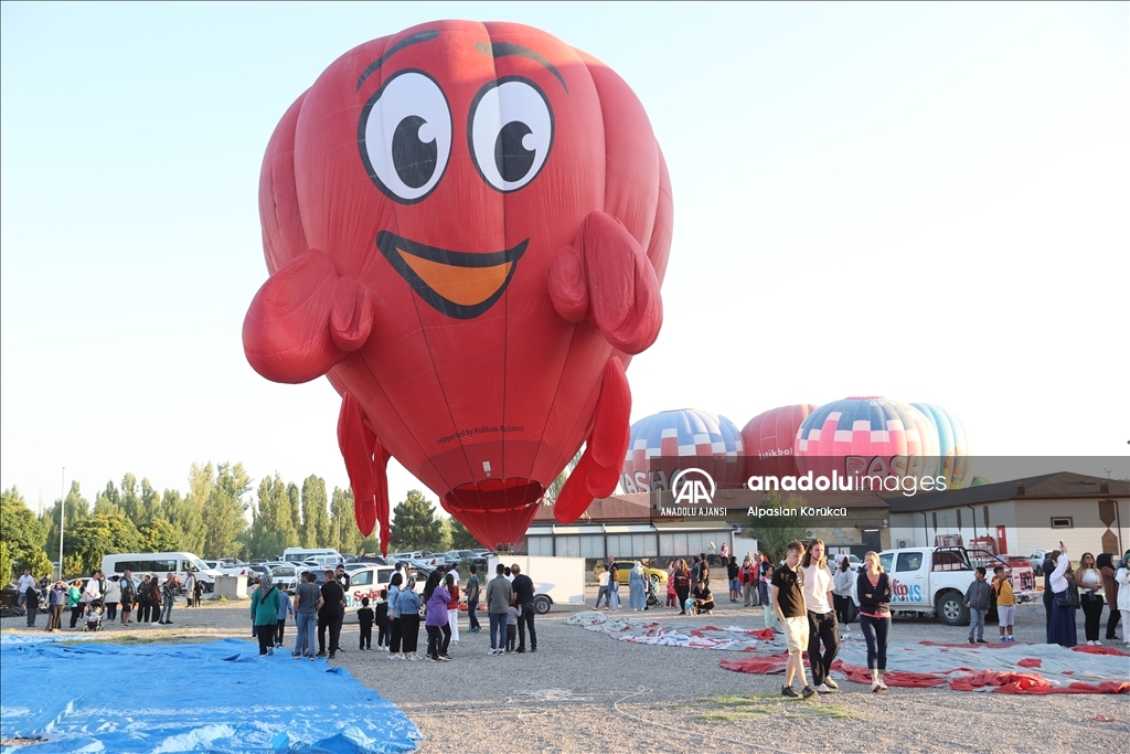 Figürlü sıcak hava balonları Ürgüp semalarını renklendirdi