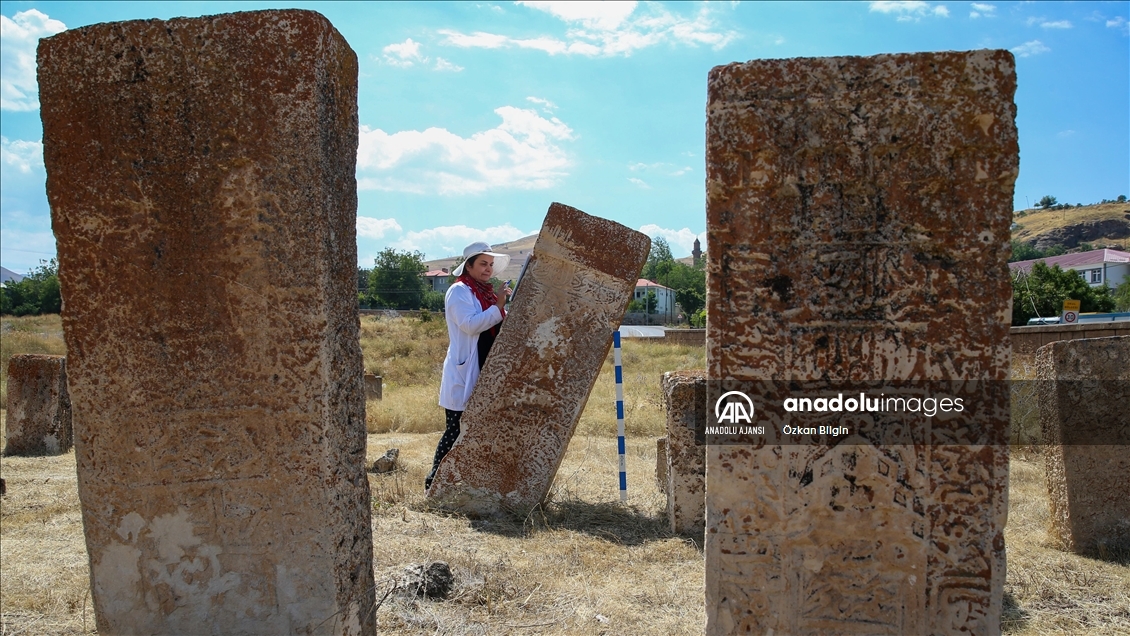 Van Gölü'nden çıkarılan Selçuklu mezar taşları ait oldukları yere taşındı