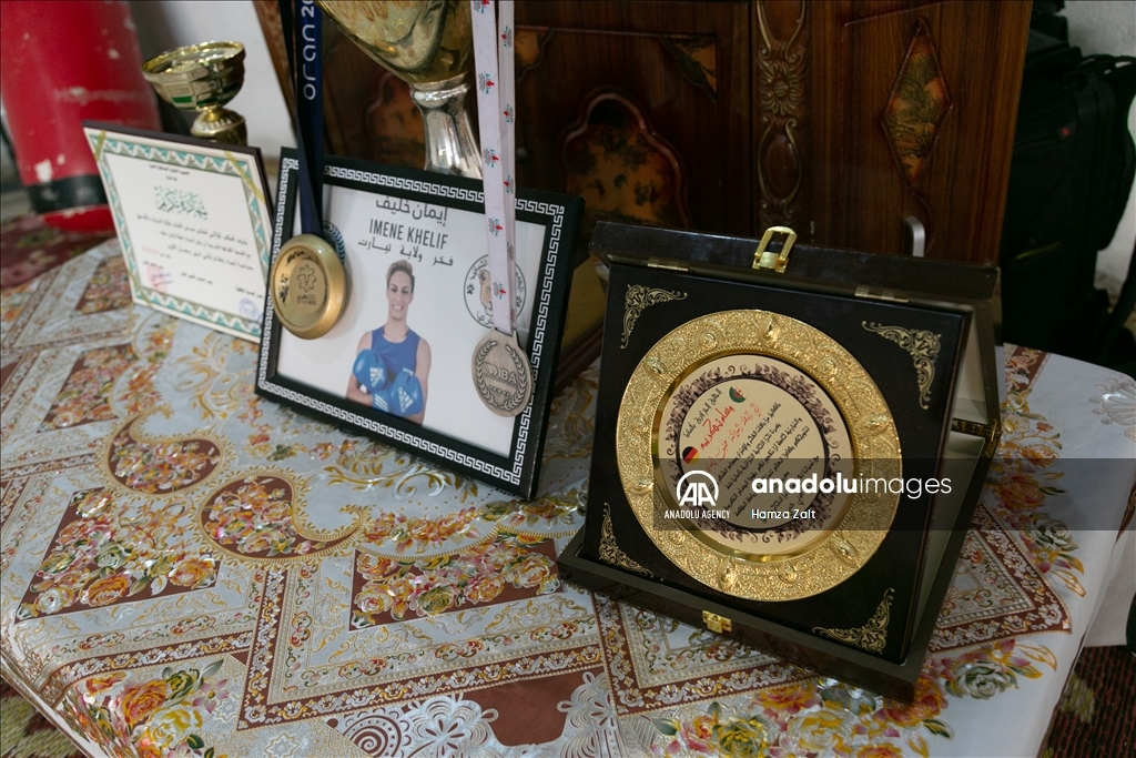 الجزائر.. دعم كبير للملاكمة إيمان من أسرتها وسكان مسقط رأسها
