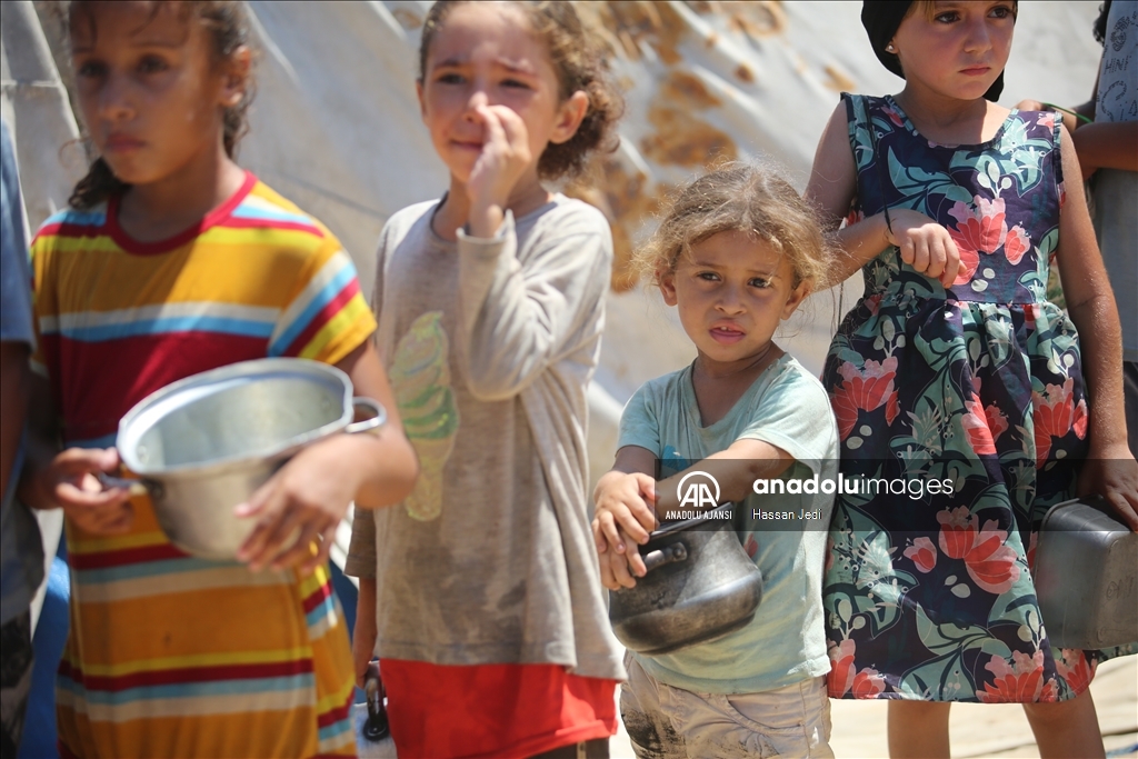 Gazze'de yerinden edilmiş Filistinlilere yemek dağıtıldı