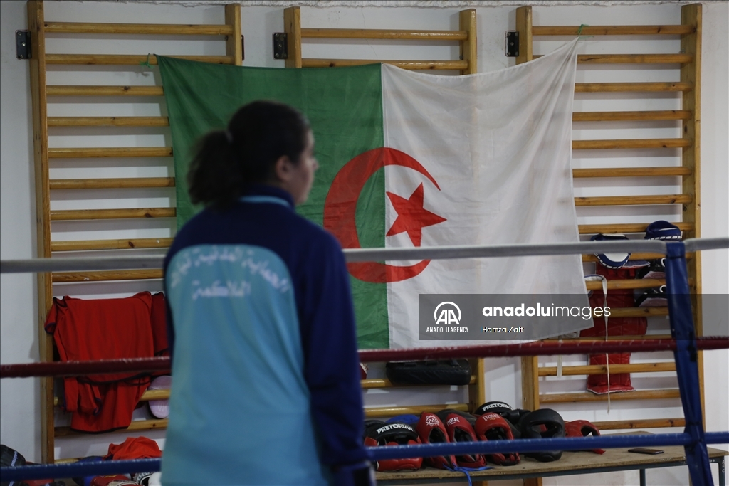 الجزائر.. دعم كبير للملاكمة إيمان من أسرتها وسكان مسقط رأسها