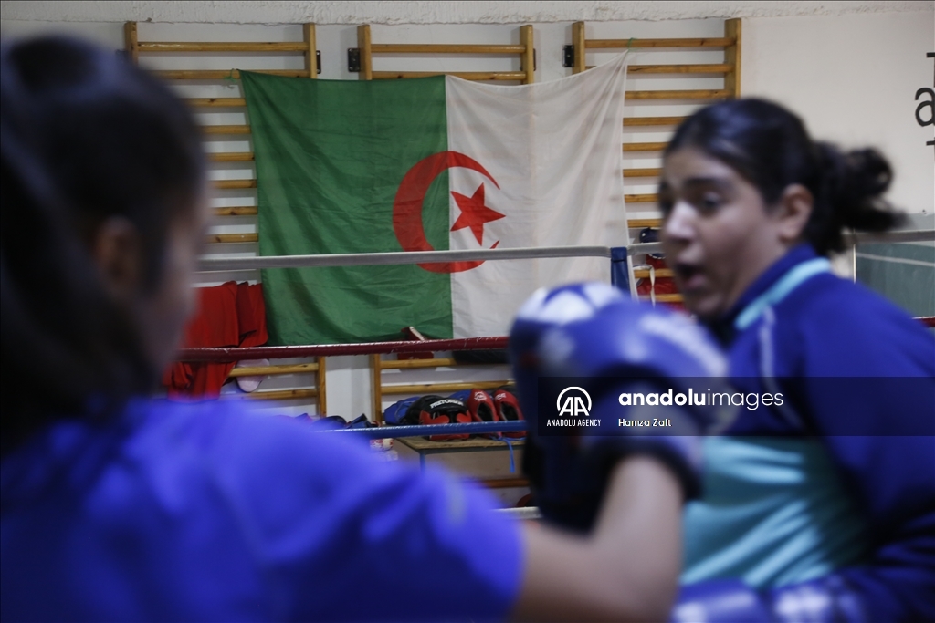 الجزائر.. دعم كبير للملاكمة إيمان من أسرتها وسكان مسقط رأسها
