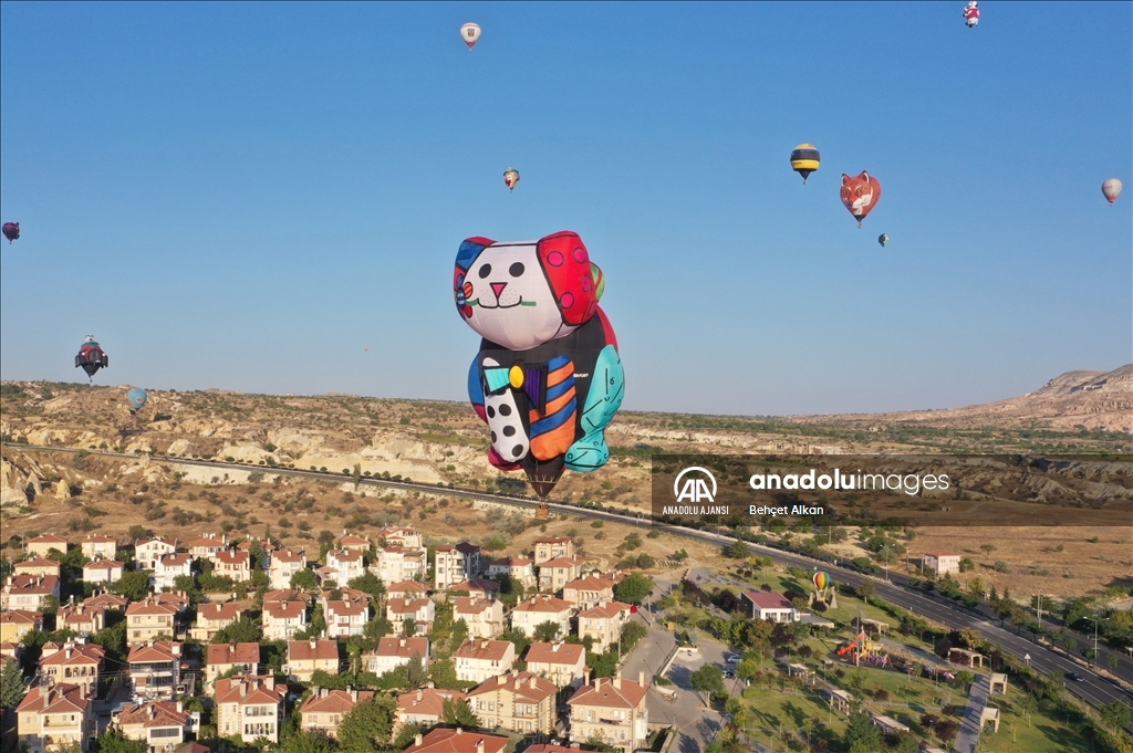 Figürlü sıcak hava balonları Ürgüp semalarını renklendirdi