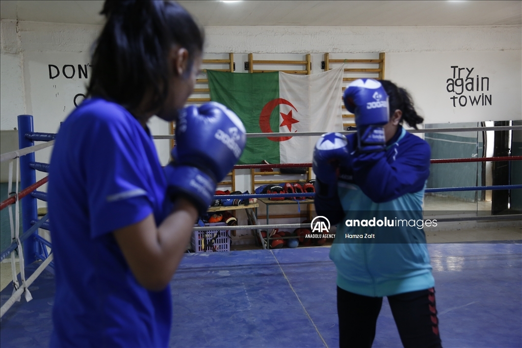 الجزائر.. دعم كبير للملاكمة إيمان من أسرتها وسكان مسقط رأسها