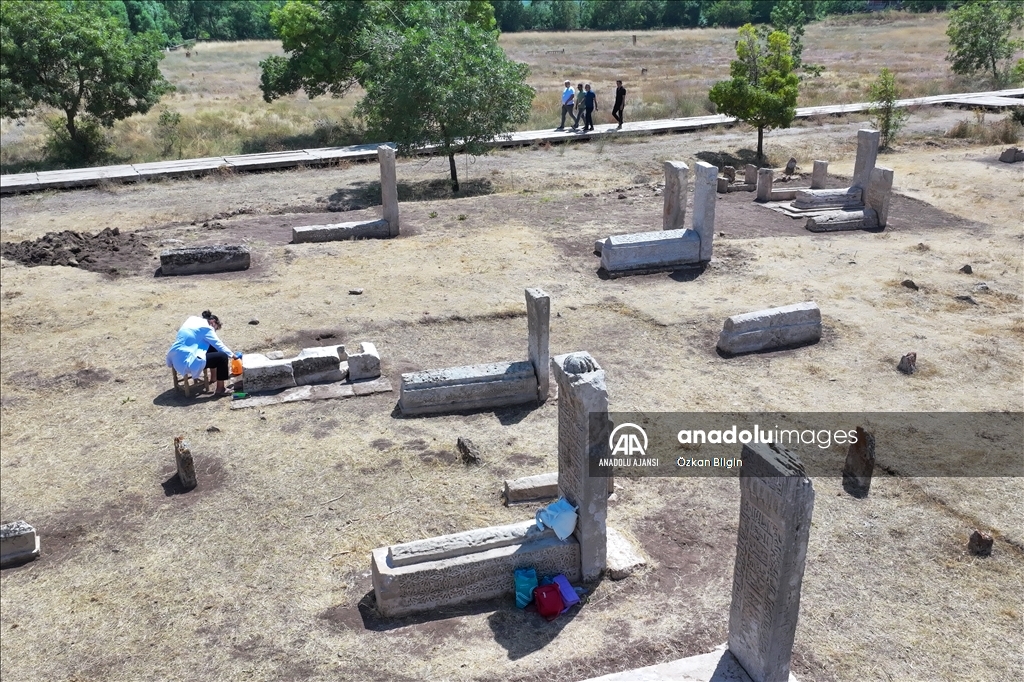 Van Gölü'nden çıkarılan Selçuklu mezar taşları ait oldukları yere taşındı