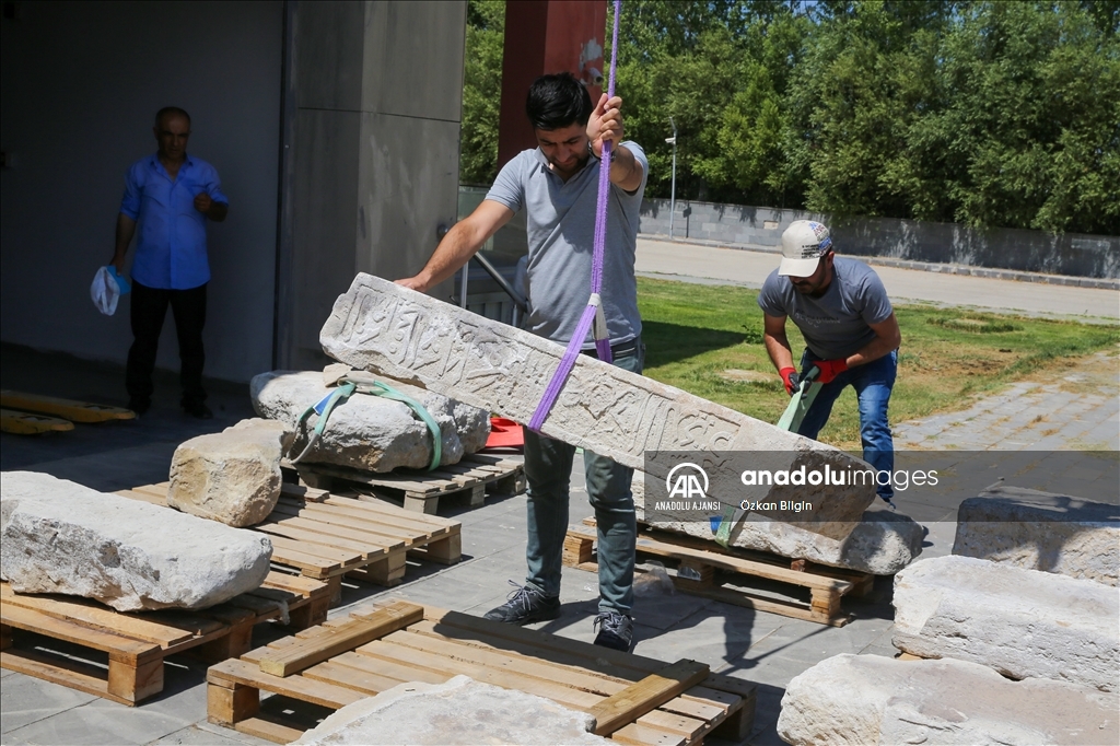 Van Gölü'nden çıkarılan Selçuklu mezar taşları ait oldukları yere taşındı