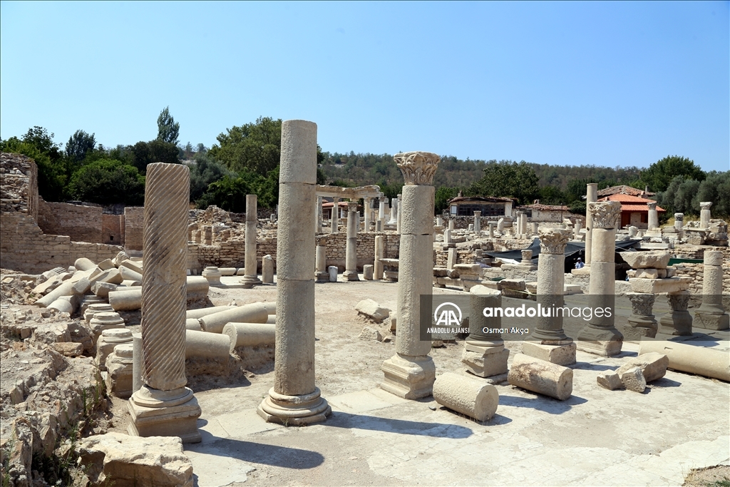 "Gladyatörler kenti"ndeki kazılarda ortaya çıkan 1414 yıllık sütunlar ayağa kaldırılıyor