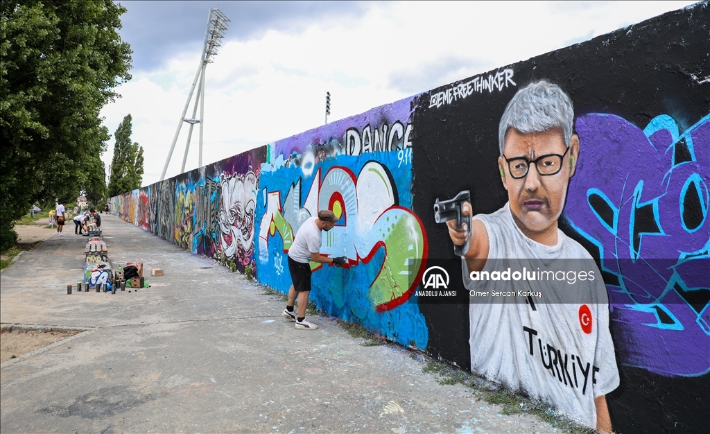 Berlin sokaklarında Yusuf Dikeç'in grafitisi