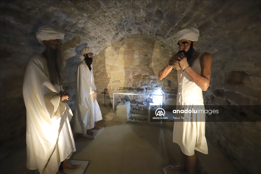 Bakü'nün tarihi yapılarından Ateşgah Mabedi'ndeki ateş hiç sönmüyor