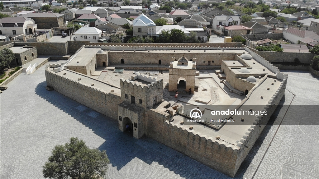 Bakü'nün tarihi yapılarından Ateşgah Mabedi'ndeki ateş hiç sönmüyor