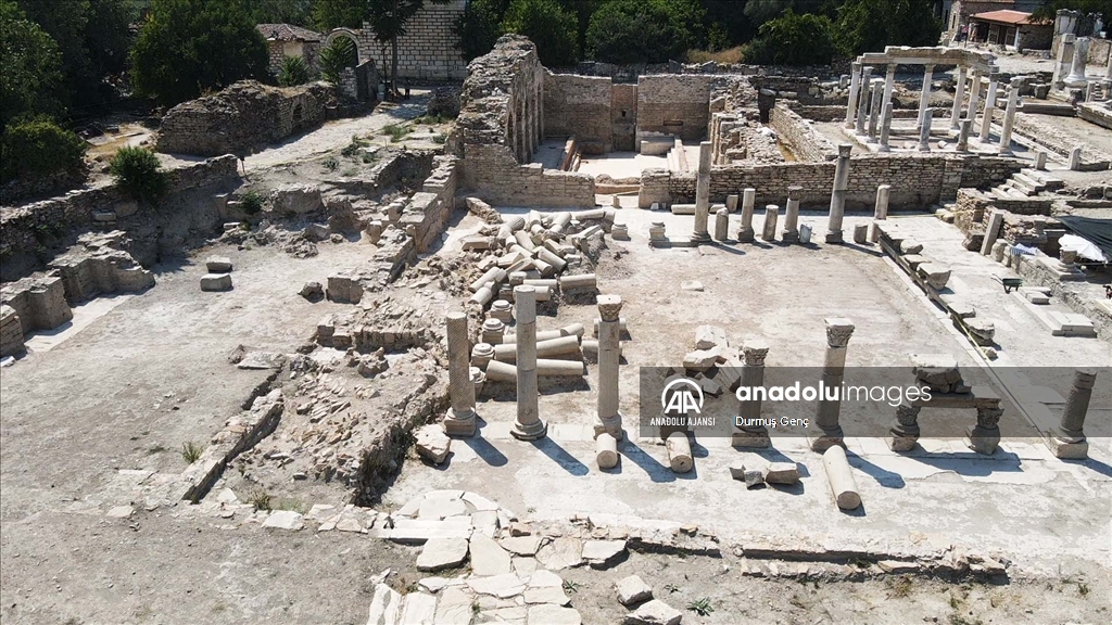 "Gladyatörler kenti"ndeki kazılarda ortaya çıkan 1414 yıllık sütunlar ayağa kaldırılıyor