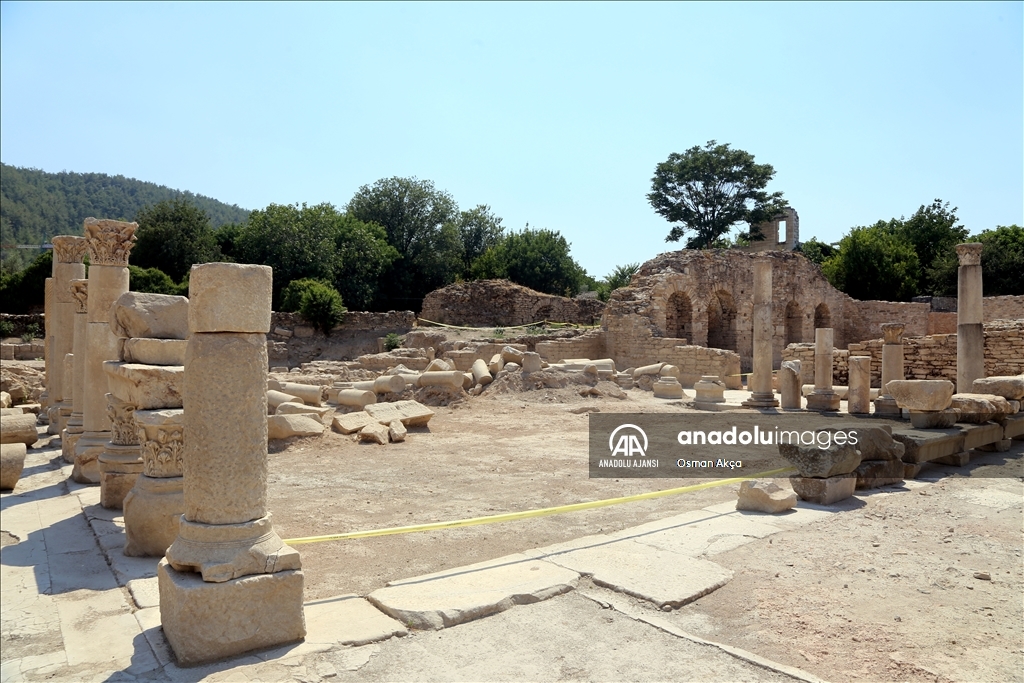 "Gladyatörler kenti"ndeki kazılarda ortaya çıkan 1414 yıllık sütunlar ayağa kaldırılıyor