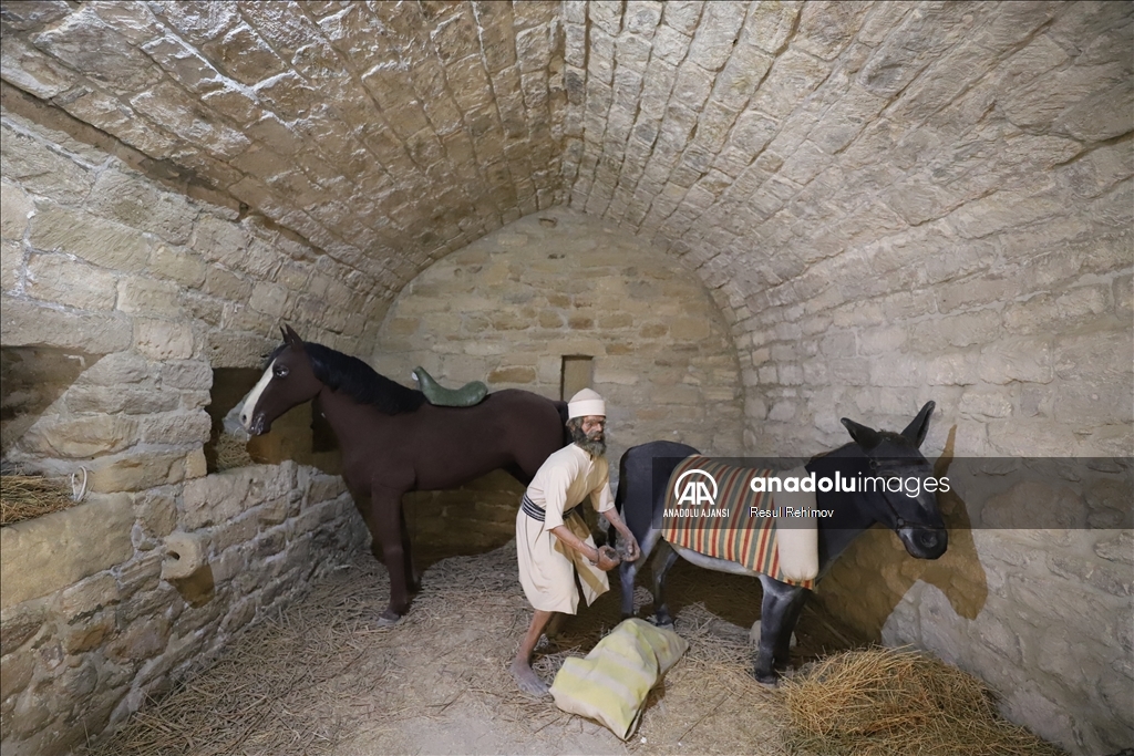 Bakü'nün tarihi yapılarından Ateşgah Mabedi'ndeki ateş hiç sönmüyor