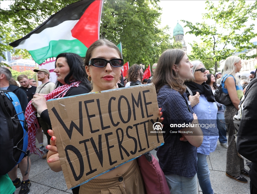 Belfast'ta ırkçılık karşıtı gösteri düzenlendi