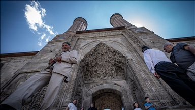 Çifte Minareli Medrese yapısı ve sergilenen eserlerle ziyaretçilerin dikkatini çekiyor