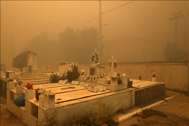 En images : Des incendies obligent la ville de Nea Pentili et d’autres localités près d’Athènes à évacuer leurs habitants, ce lundi  