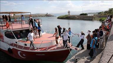 Kamp için Bitlis'e gelen gençler, bölgenin tarihi ve doğal güzelliklerini keşfediyor