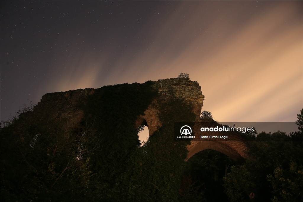 Kocaeli'de "Perseid meteor yağmuru" antik su kemerinden gözlendi