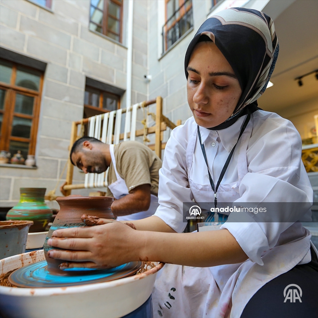 زنان هنرمند دیاربکر آثار نقش تاریخی را بر روی کوزه‌ها و ظروف سفالی حکاکی می‌کنند⁠ 3