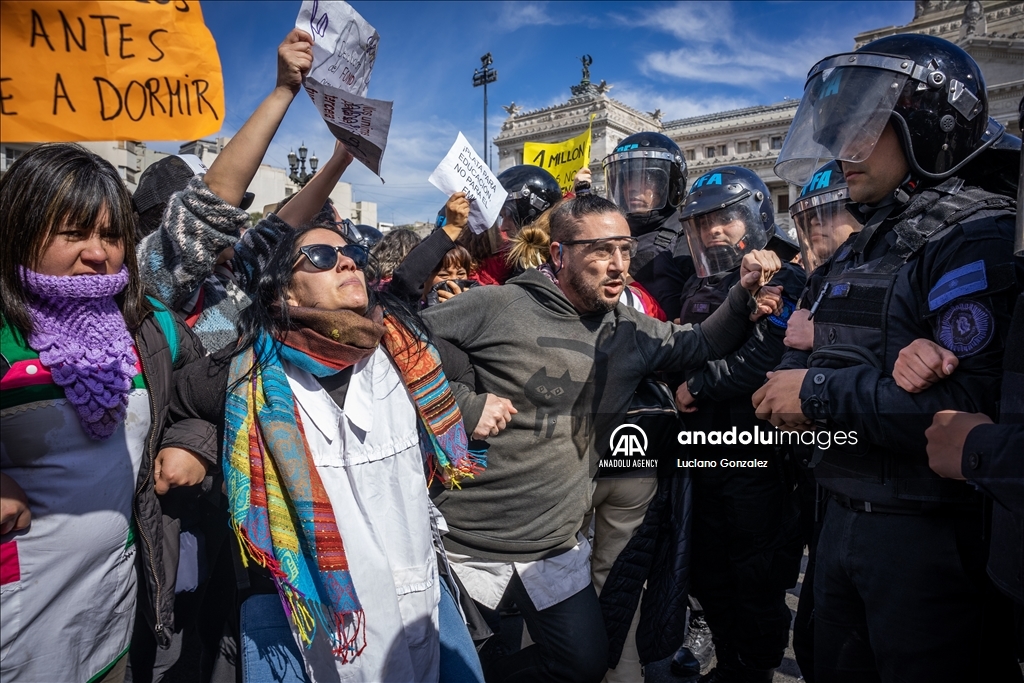 Teachers in Argentina go on strike demanding better salaries