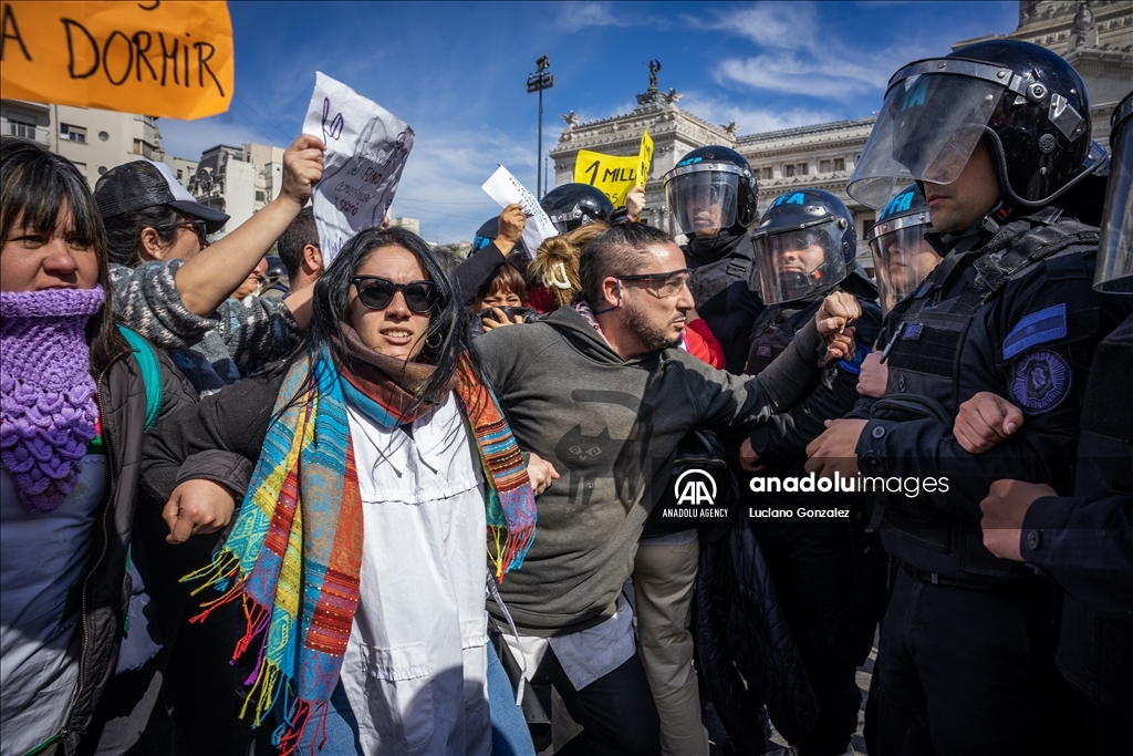 Teachers in Argentina go on strike demanding better salaries