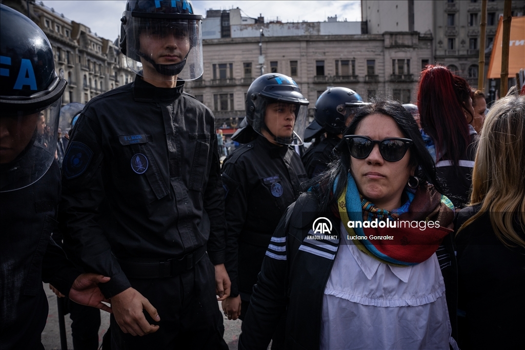 Teachers in Argentina go on strike demanding better salaries