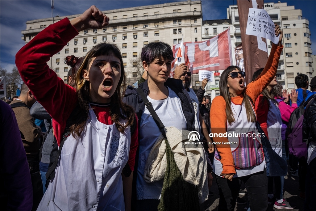Teachers in Argentina go on strike demanding better salaries