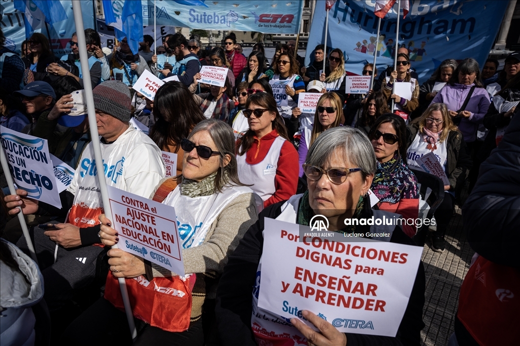 Teachers in Argentina go on strike demanding better salaries