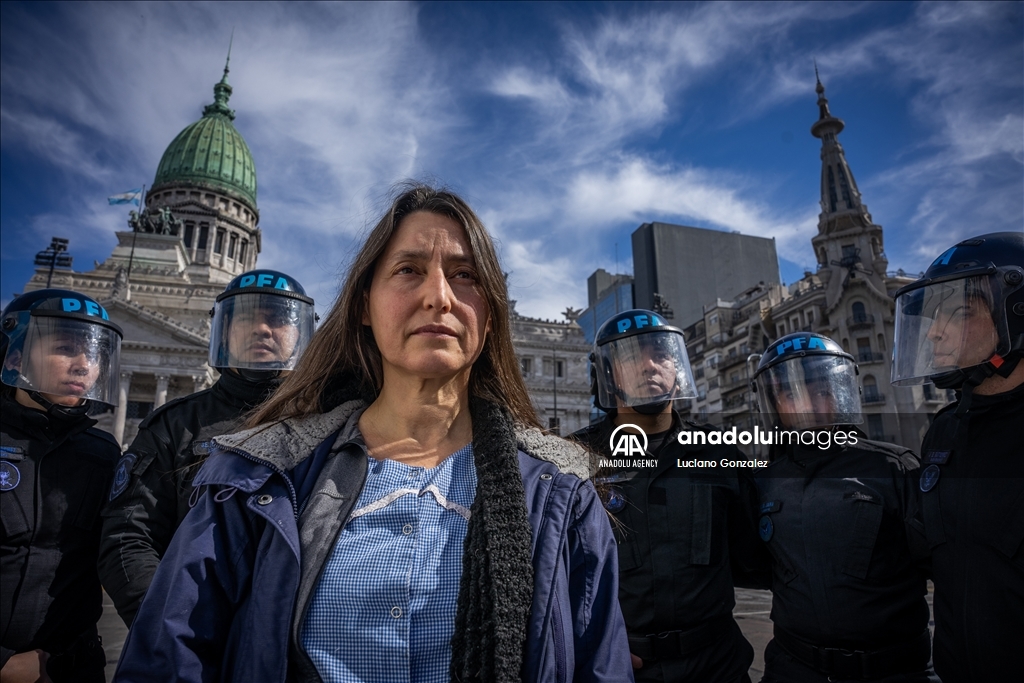 Teachers in Argentina go on strike demanding better salaries
