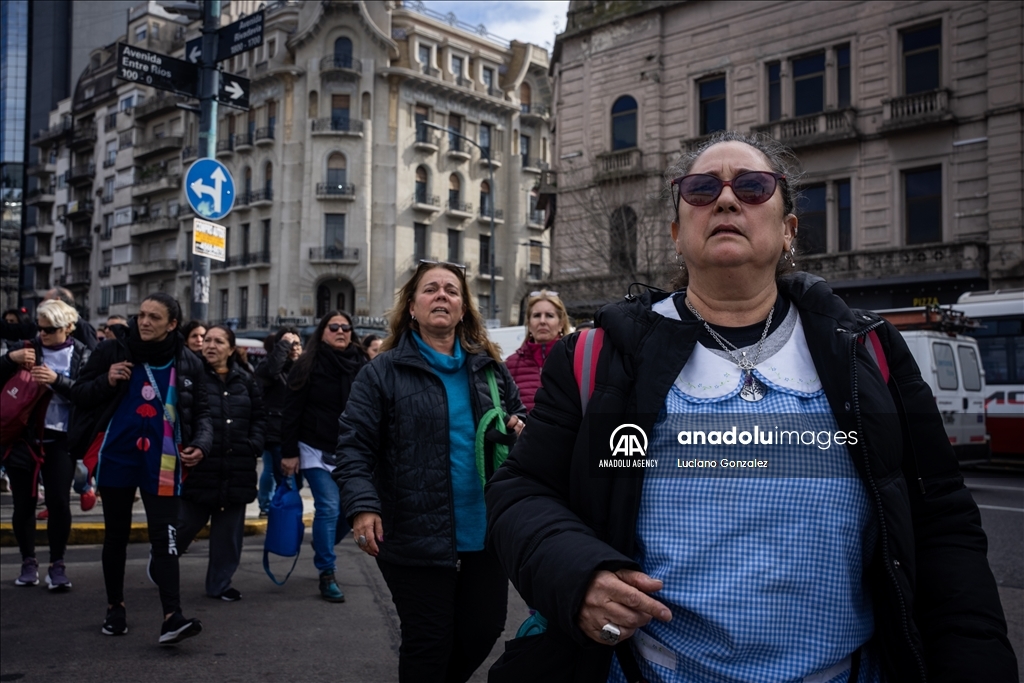 Teachers in Argentina go on strike demanding better salaries