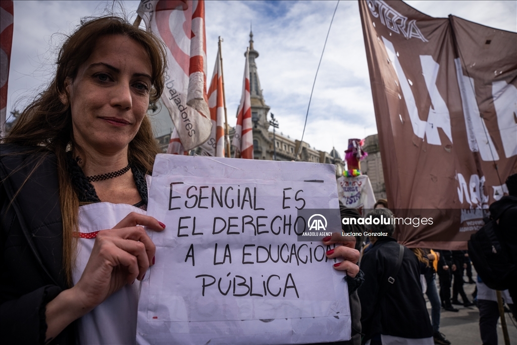 Teachers in Argentina go on strike demanding better salaries