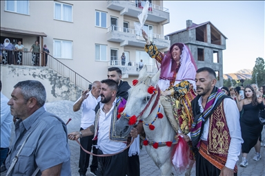 Li Tunceliyê edeta ku bûkê li hespê siwar dikin tê domandin