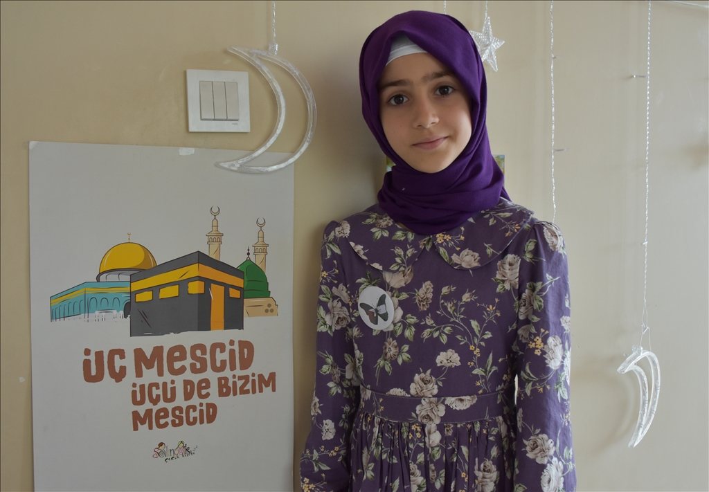 من أجل فلسطين.. طفلة تركية تصمم حصّالتها على شكل منزل