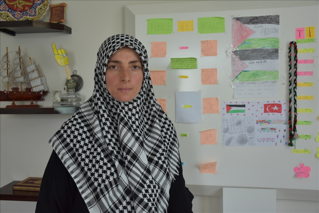 من أجل فلسطين.. طفلة تركية تصمم حصّالتها على شكل منزل
