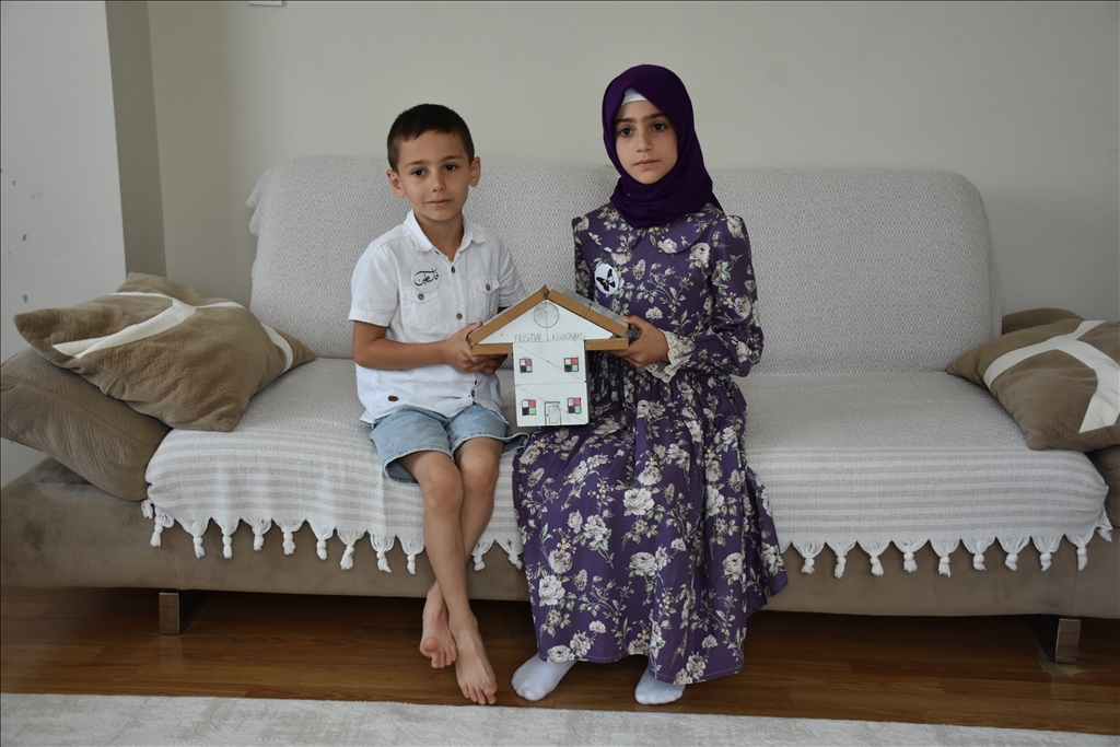 من أجل فلسطين.. طفلة تركية تصمم حصّالتها على شكل منزل