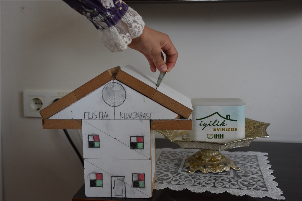 من أجل فلسطين.. طفلة تركية تصمم حصّالتها على شكل منزل