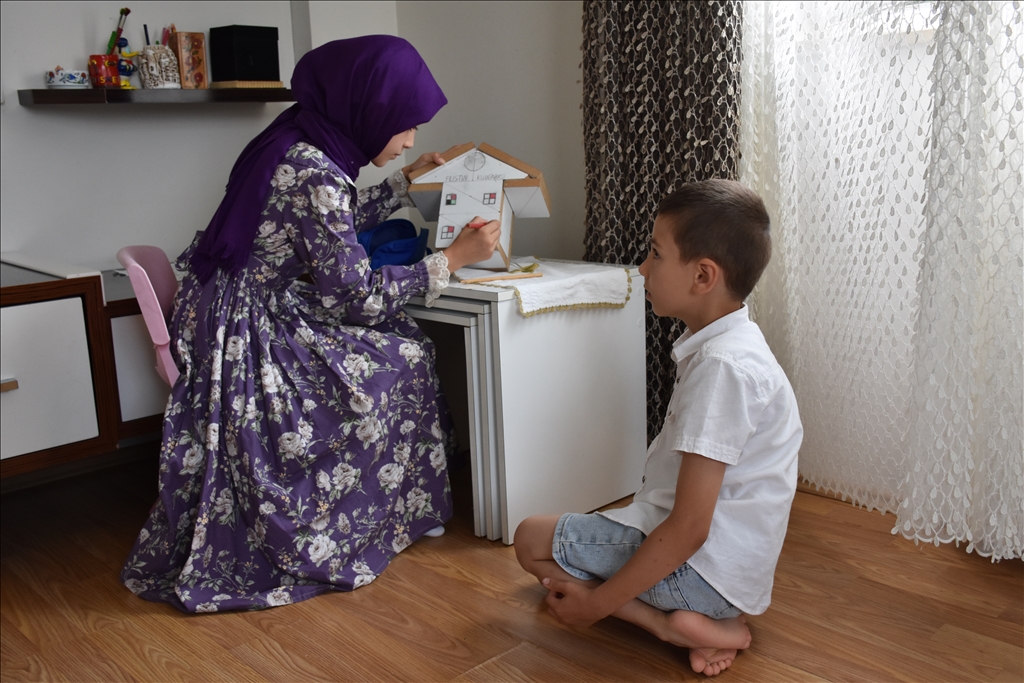 من أجل فلسطين.. طفلة تركية تصمم حصّالتها على شكل منزل