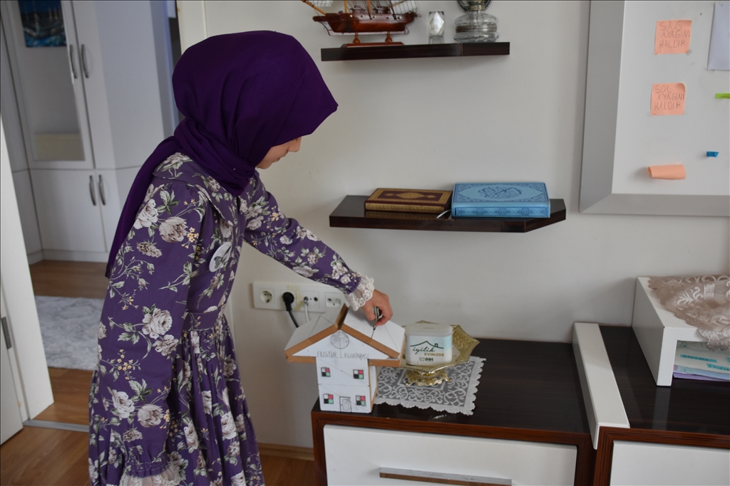 من أجل فلسطين.. طفلة تركية تصمم حصّالتها على شكل منزل