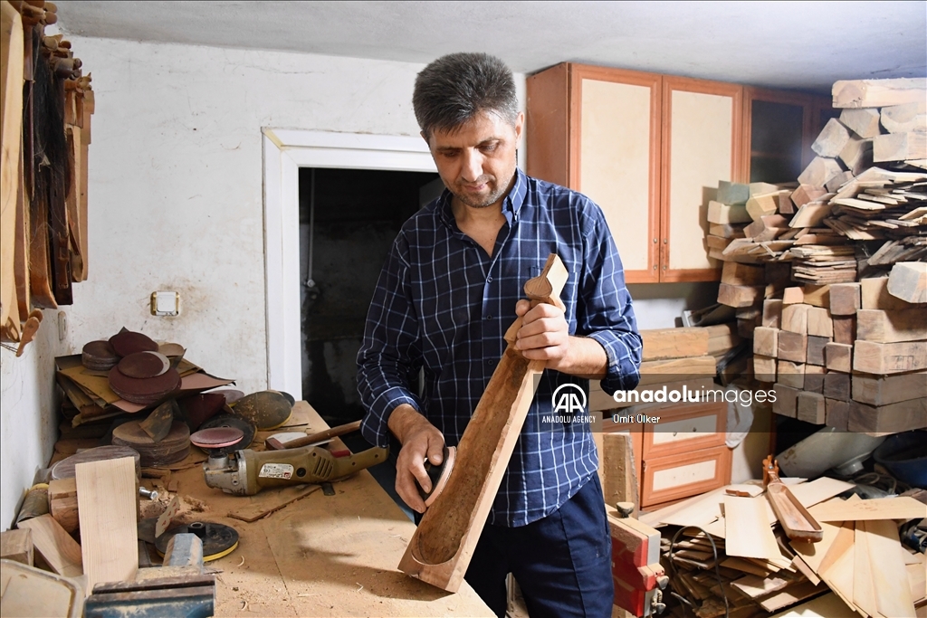من خبَّاز إلى صانع كمنجة.. تركي يسعى لصون الثقافة الموسيقية