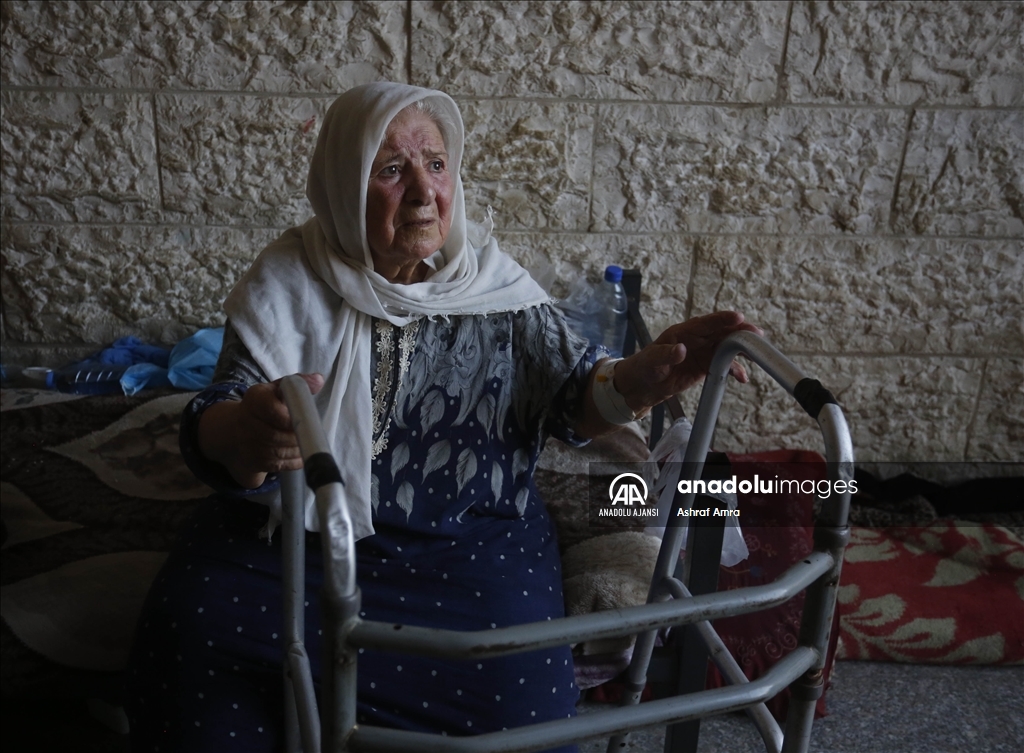 İsrail’in tahliye uyarısının ardından Deyr Balah kentindeki Aksa Şehitleri Hastanesi boşaltılıyor