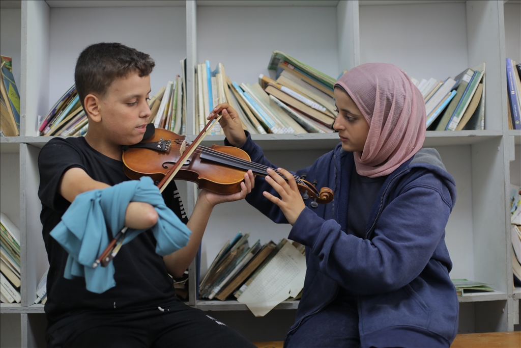 Keman eğitmeni Filistinli kadın, barınaklarda kalan çocuklara keman ve ud çalmayı öğretiyor