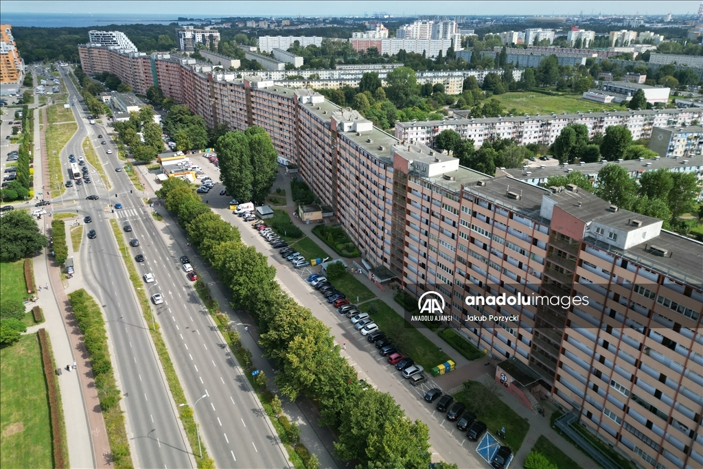 Polonya'nın 800 metre uzunluğundaki en geniş apartman bloğu