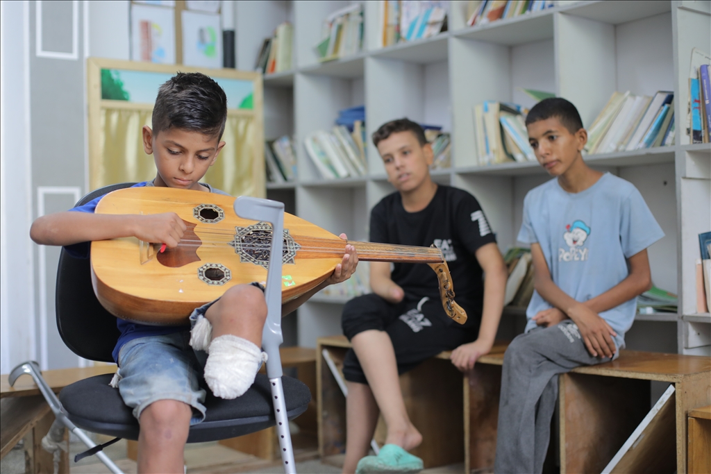 Keman eğitmeni Filistinli kadın, barınaklarda kalan çocuklara keman ve ud çalmayı öğretiyor